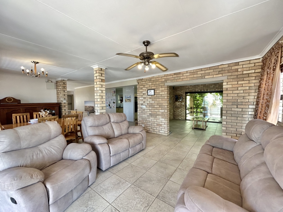 6 Bedroom Property for Sale in Wavecrest Eastern Cape